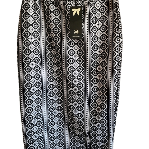 Iris Basic Dresses & Skirts - Iris Basic Pattern Pencil Skirt Size Large NWT